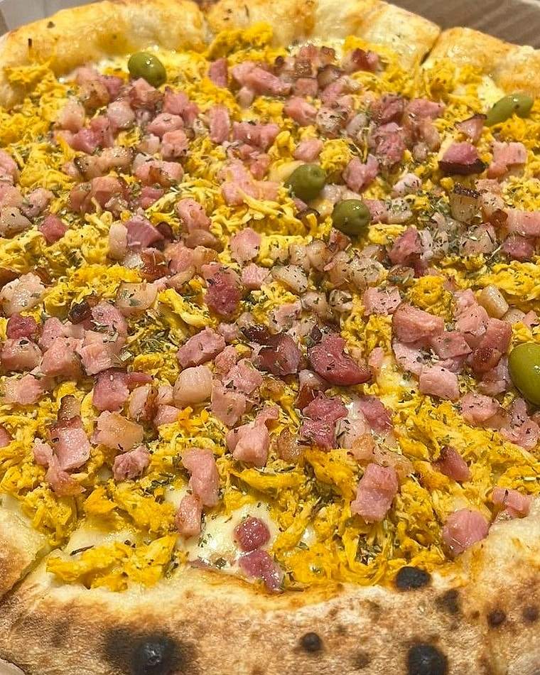 Pizza de frango desfiado com cubos de bacon e azeitonas