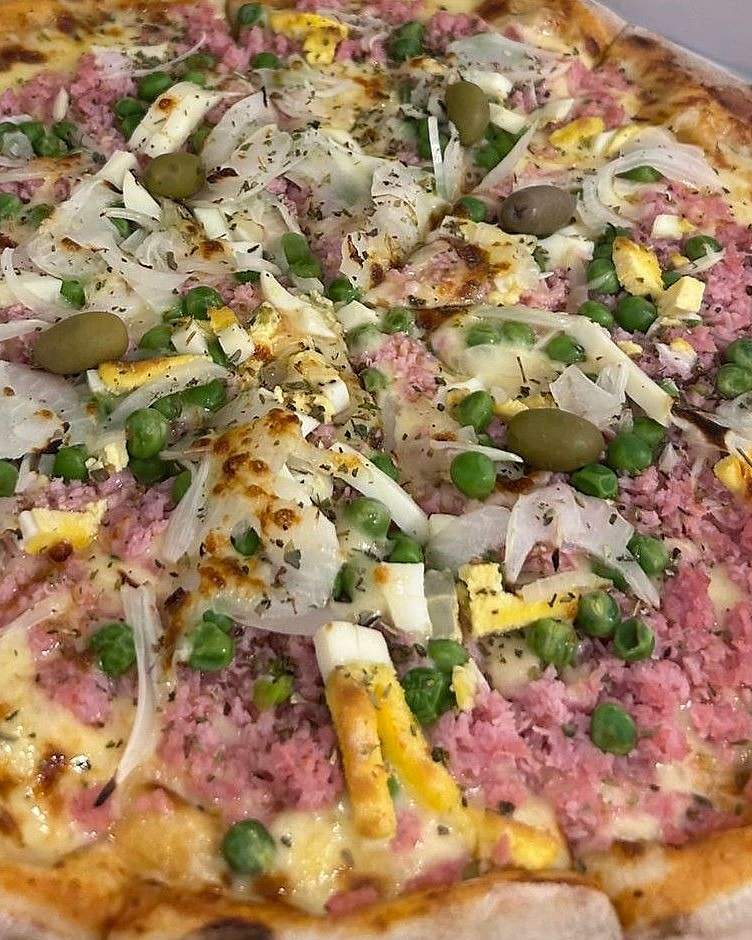 Pizza portuguesa com presunto, ervilha, ovo, cebola e azeitonas